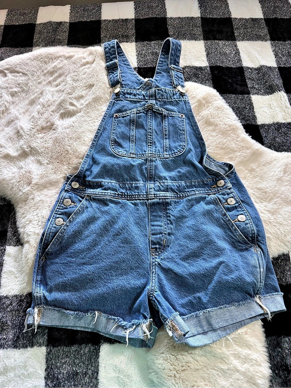 Old Navy Denim Short Bib Overalls Size Small. Adjustable shoulder.